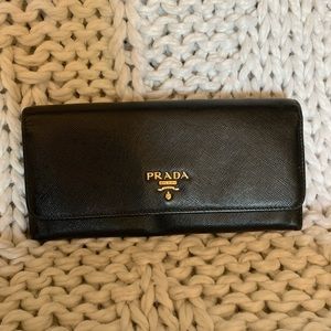 RARE gorgeous black and white PRADA wallet 🖤🤍